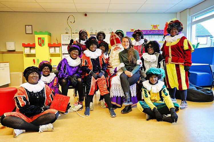 Aankomst van de Sint en zijn Zwarte Pieten in Waarder_140